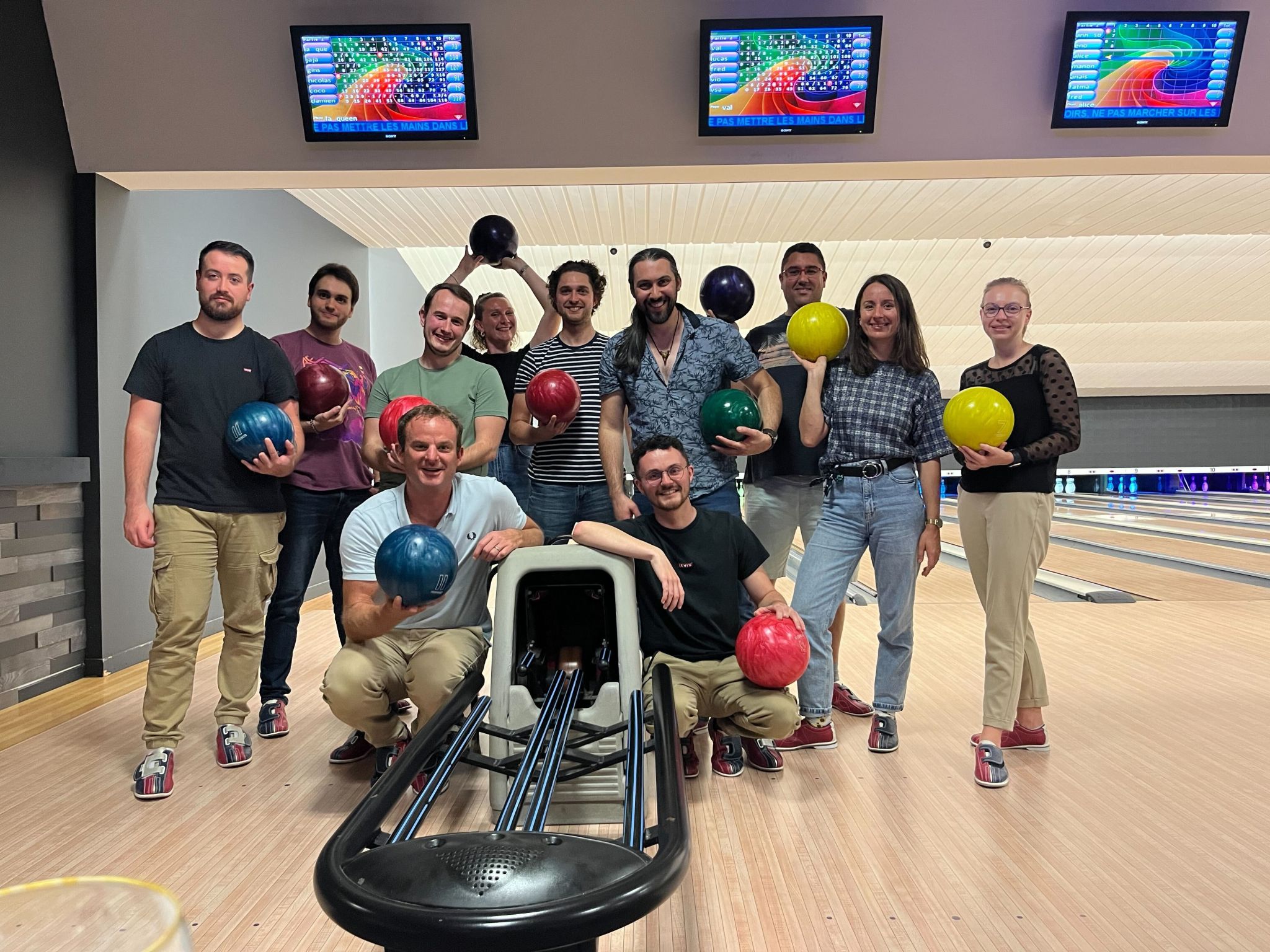 groupe de personnes qui joue au bowling