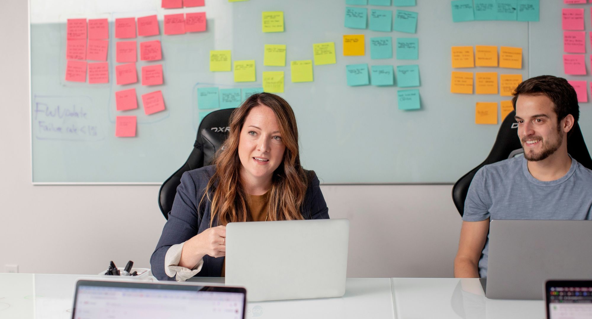 mulher empresária falando em sala de reunião