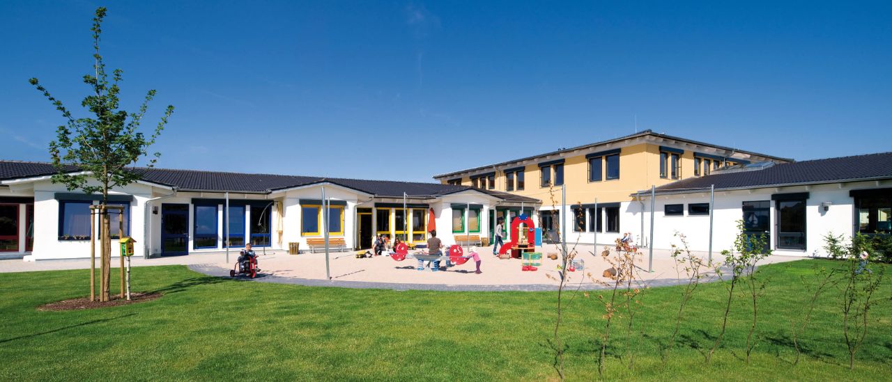 Modernes,  zweistöckiges,  weißes Bürogebäude mit Glasfenstern
