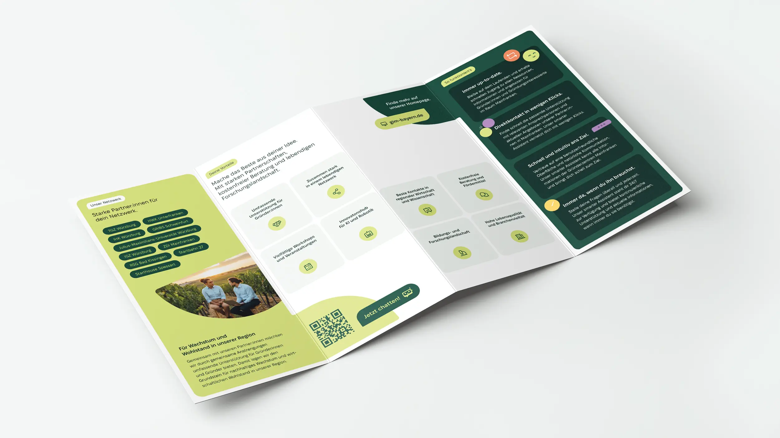Aufgeklappter Flyer mit Netzwerk, Vorteilen und Smart-Assistent