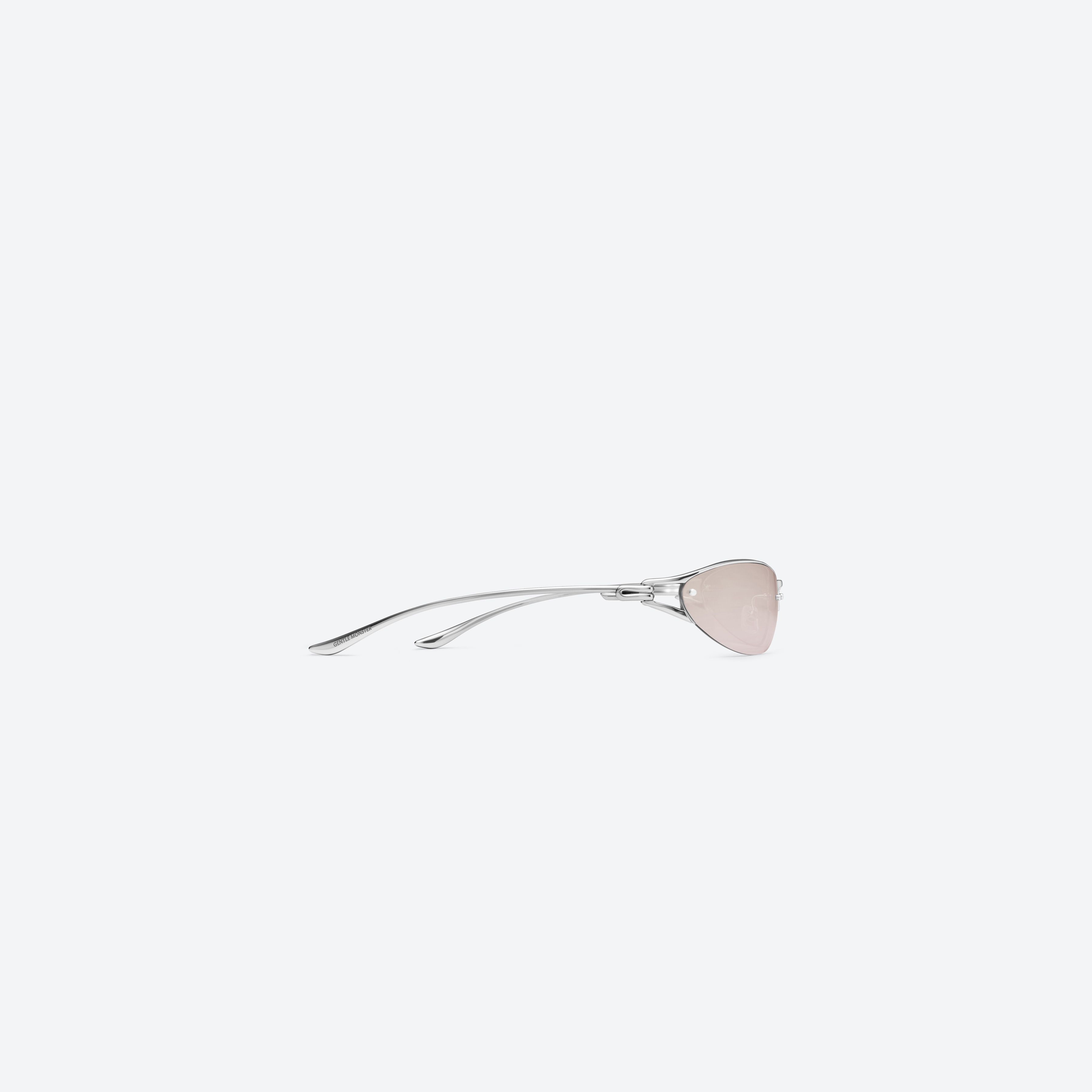 Détail du côté droit des lunettes enveloppantes Pinku 01, monture métal argenté.