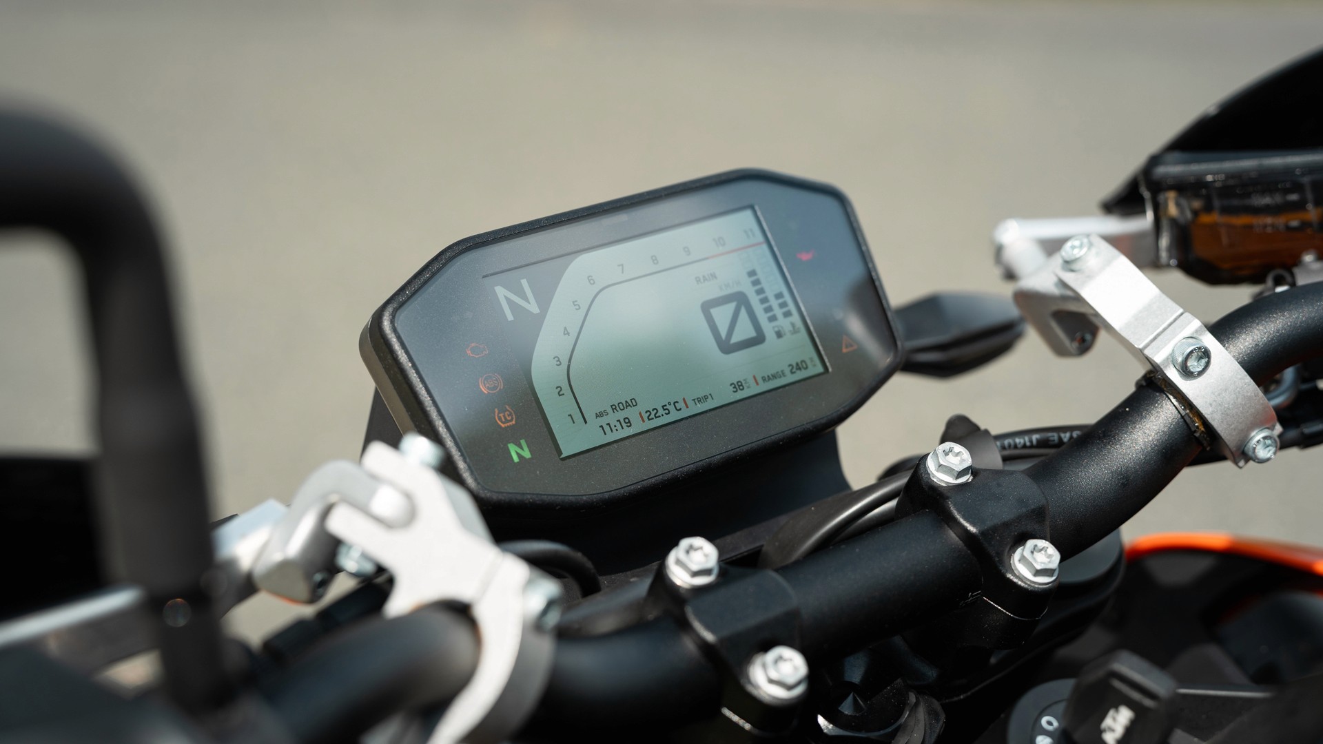 Cockpit der KTM Duke 790 – moderne Instrumente für eine klare und sichere Motorrad-Ausbildung Klasse A.