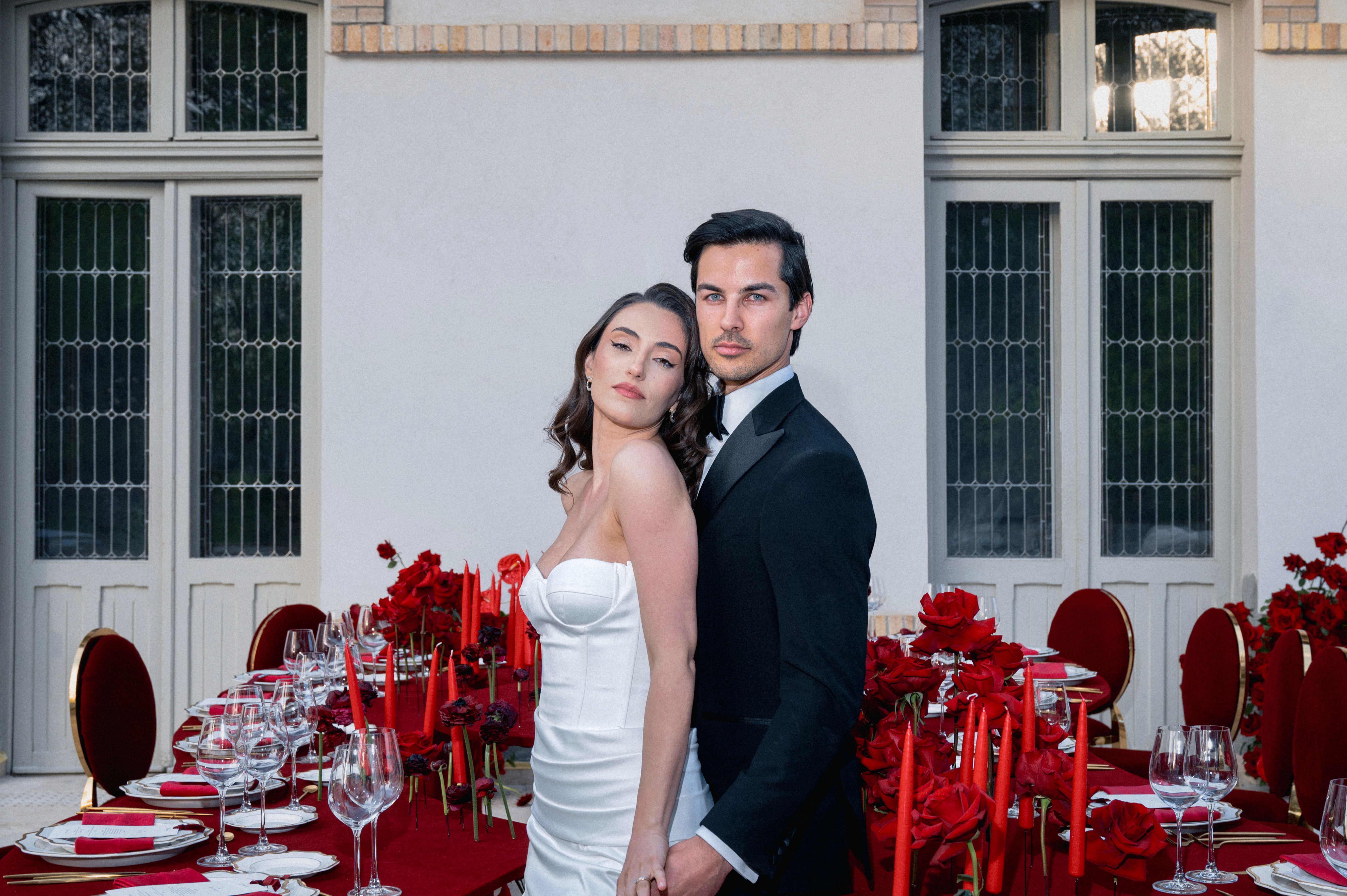 miri în cadru elegant cu decor roșu, portret de nuntă în stil editorial