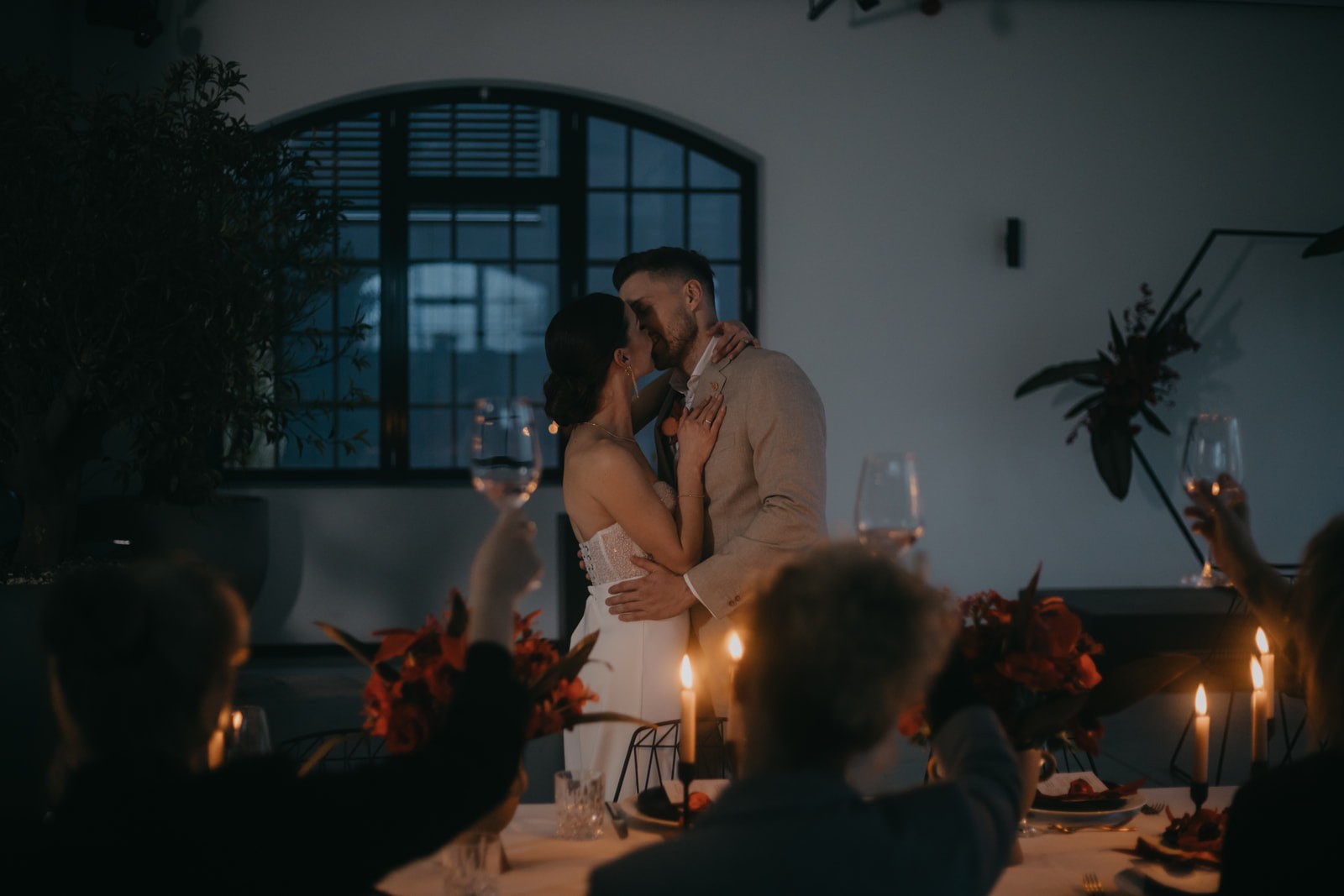 Küssendes Brautpaar in einer romantischen Atmosphäre in einer Location in Lünen.