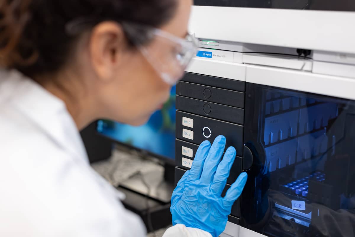 Gestão logística para estudos clínicos com controle de materiais, importação e compliance regulatório pela Synvia