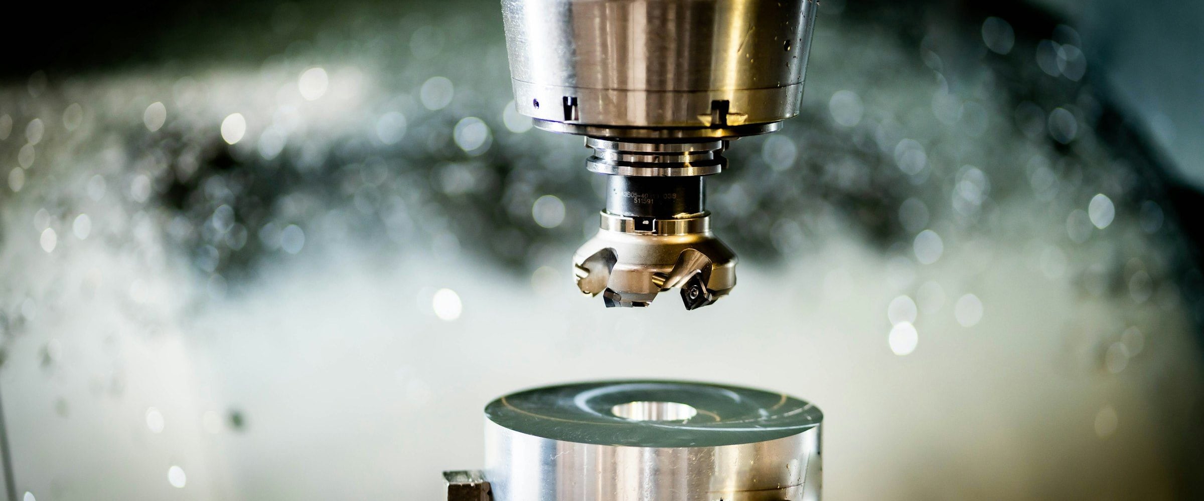 Cutting tool machining a metal part