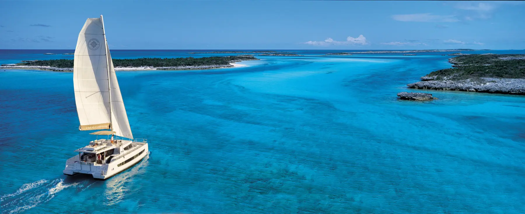 Catamaran Bali 4.8 naviguant dans les eaux bleues cristallines des Bahamas