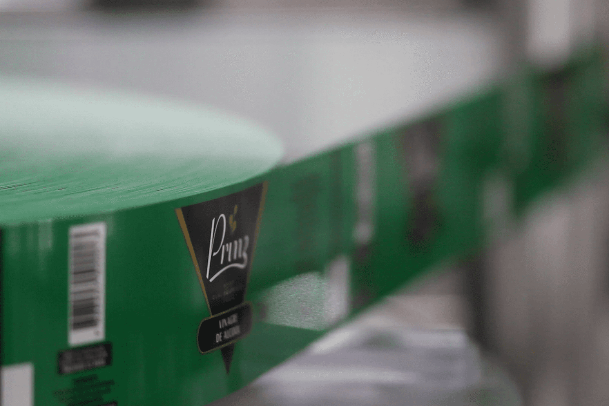 rótulo de vinagre de álcool prinz em máquina de produção
