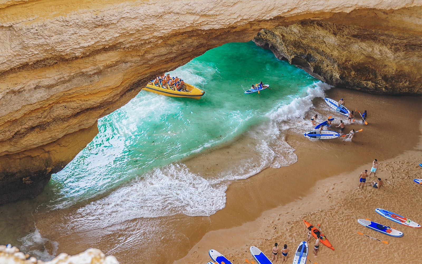 Passeio pelas Grutas de Benagil com caiaques e barco no Algarve, Portugal.