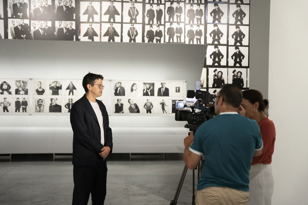 Persona siendo entrevistada en la exposicion