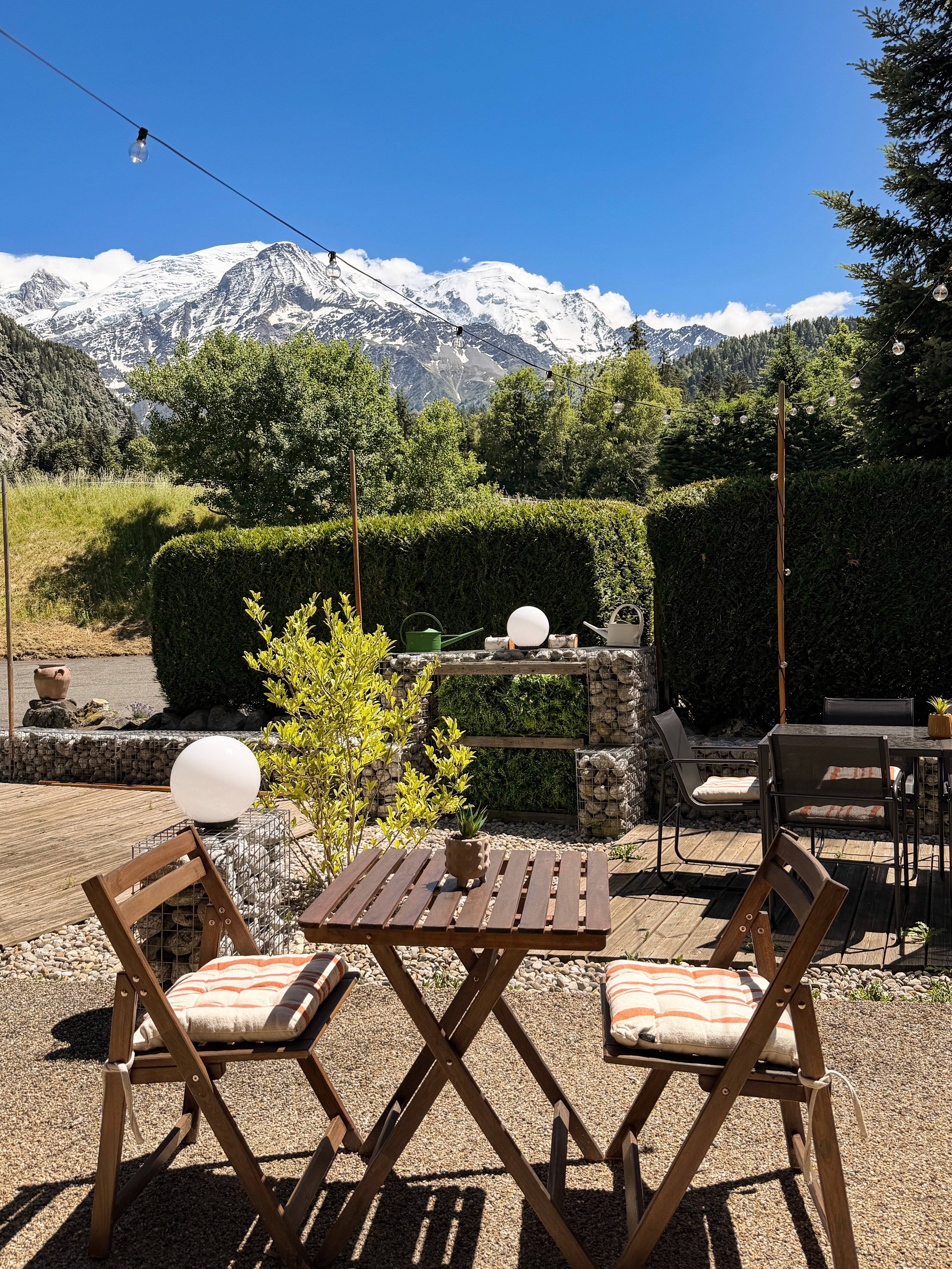 Le jardin de La Fontaine devant les sommets