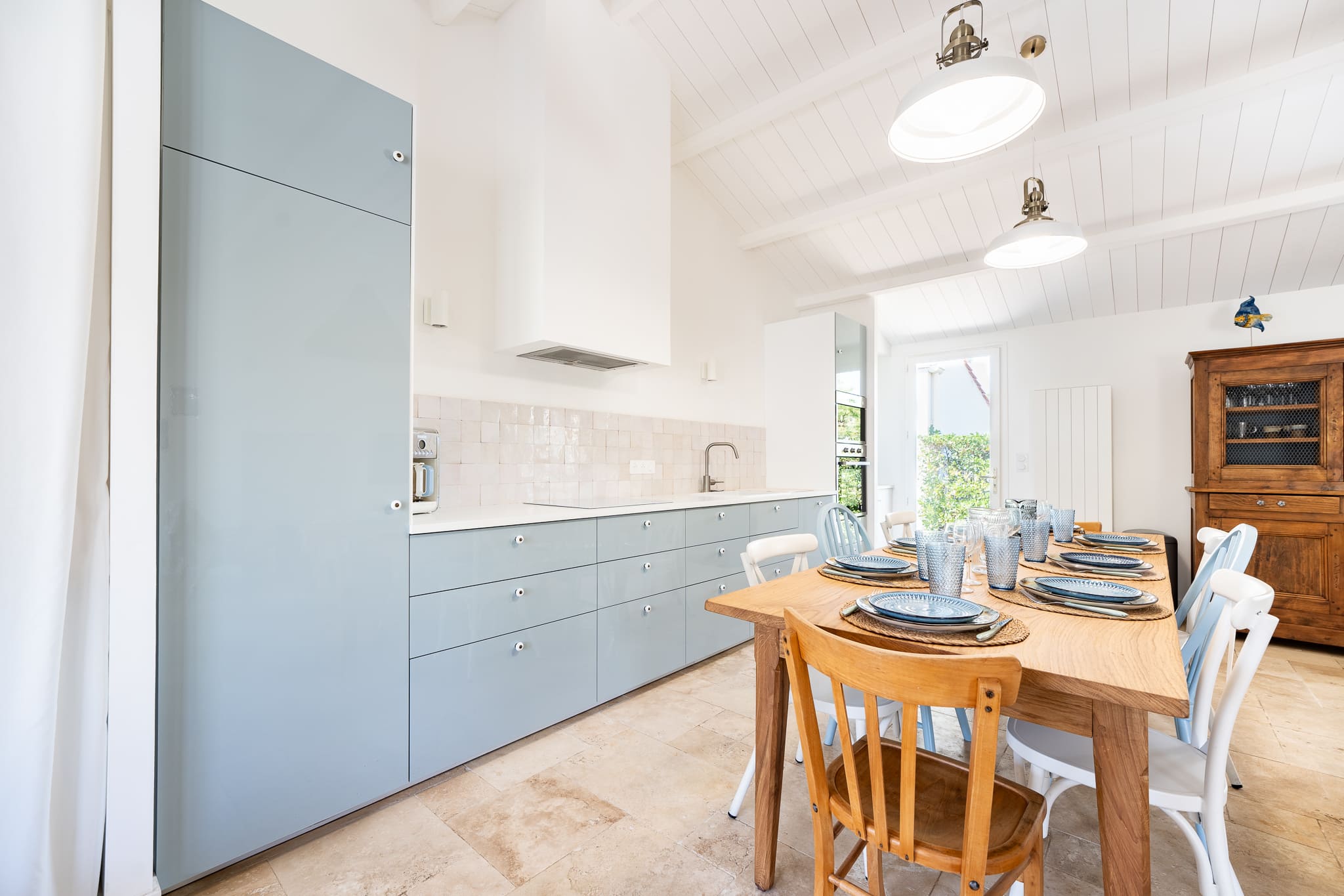 Cuisine lumineuse bleue dans une grande maison haut de gamme, photographie immobilière par Robin Masson