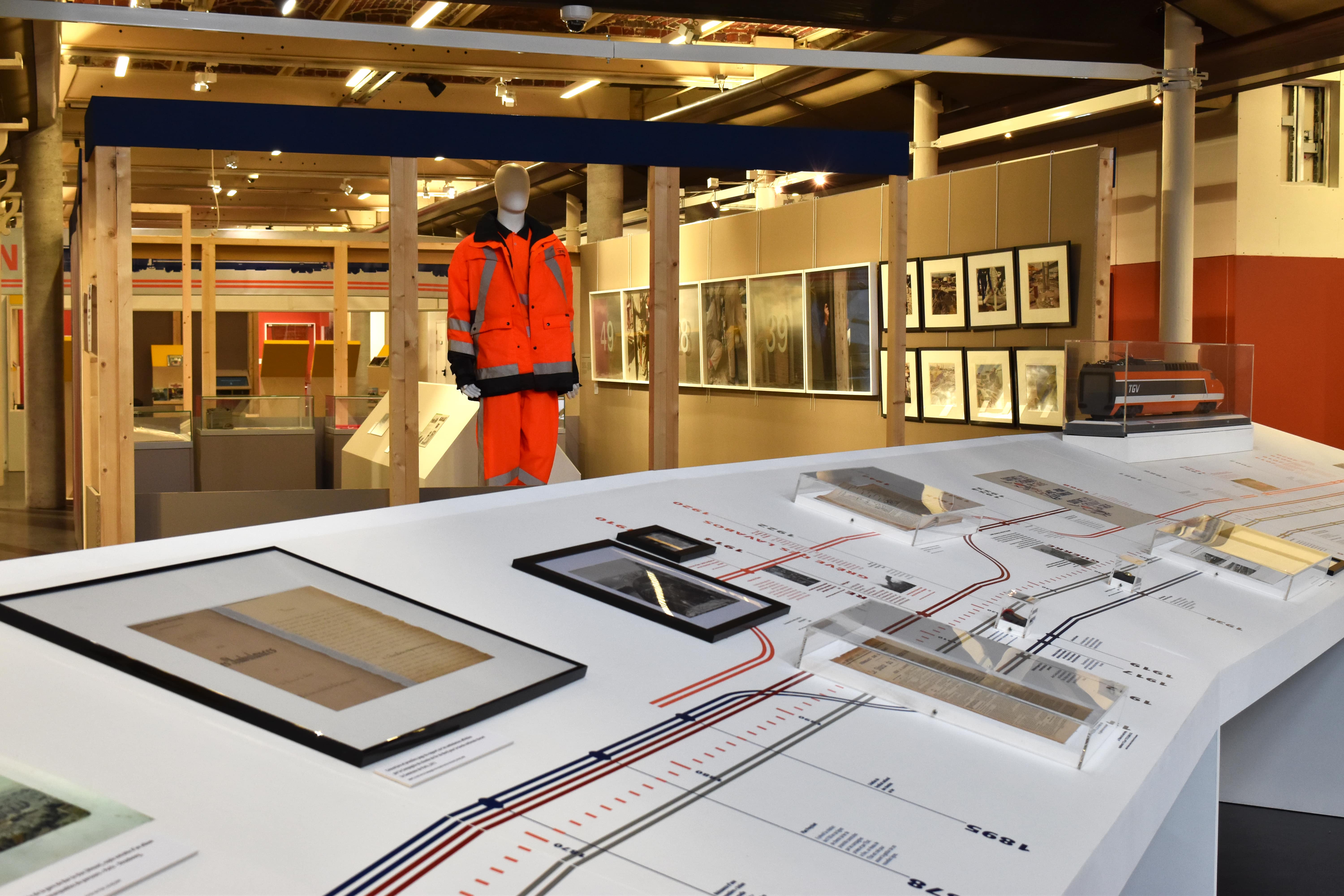 Table chronologique-Scénographie d'exposition