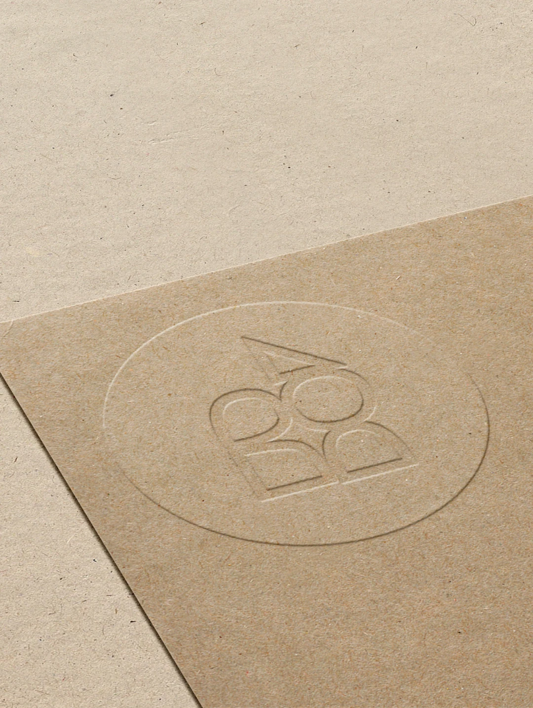 Mockup logo Toi(t) Pour Tous·tes embossé à sec sur carton kraft — application sans encre cohérente avec la démarche d'écoconception, identité visuelle lieu social engagé, Tartelette Concept Toulouse