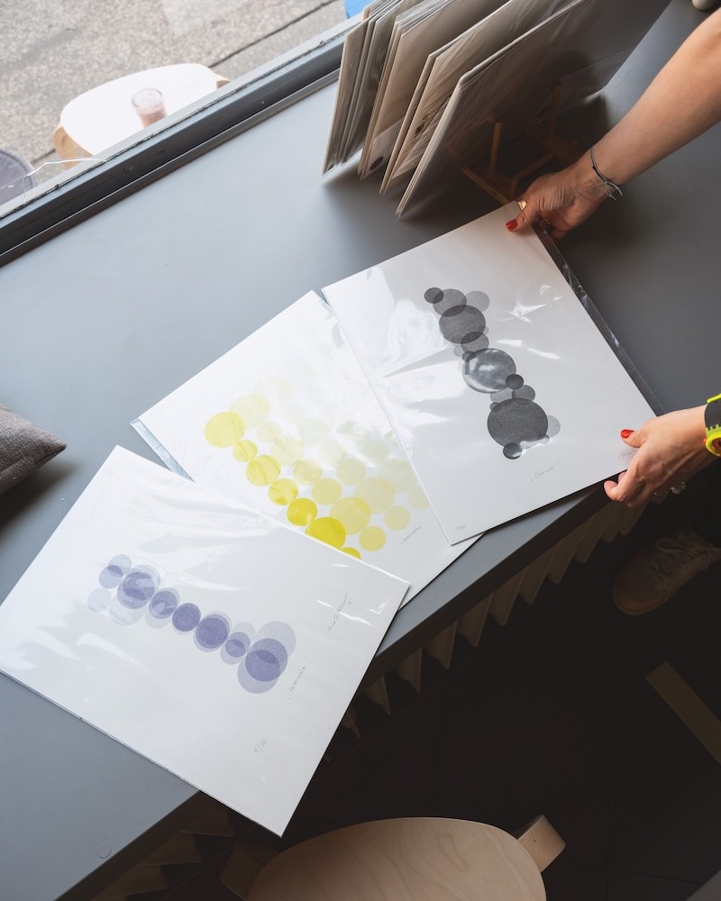 Tri grafiky BUBBLES od Niny A. Šoškovej v interiéri shopu & café