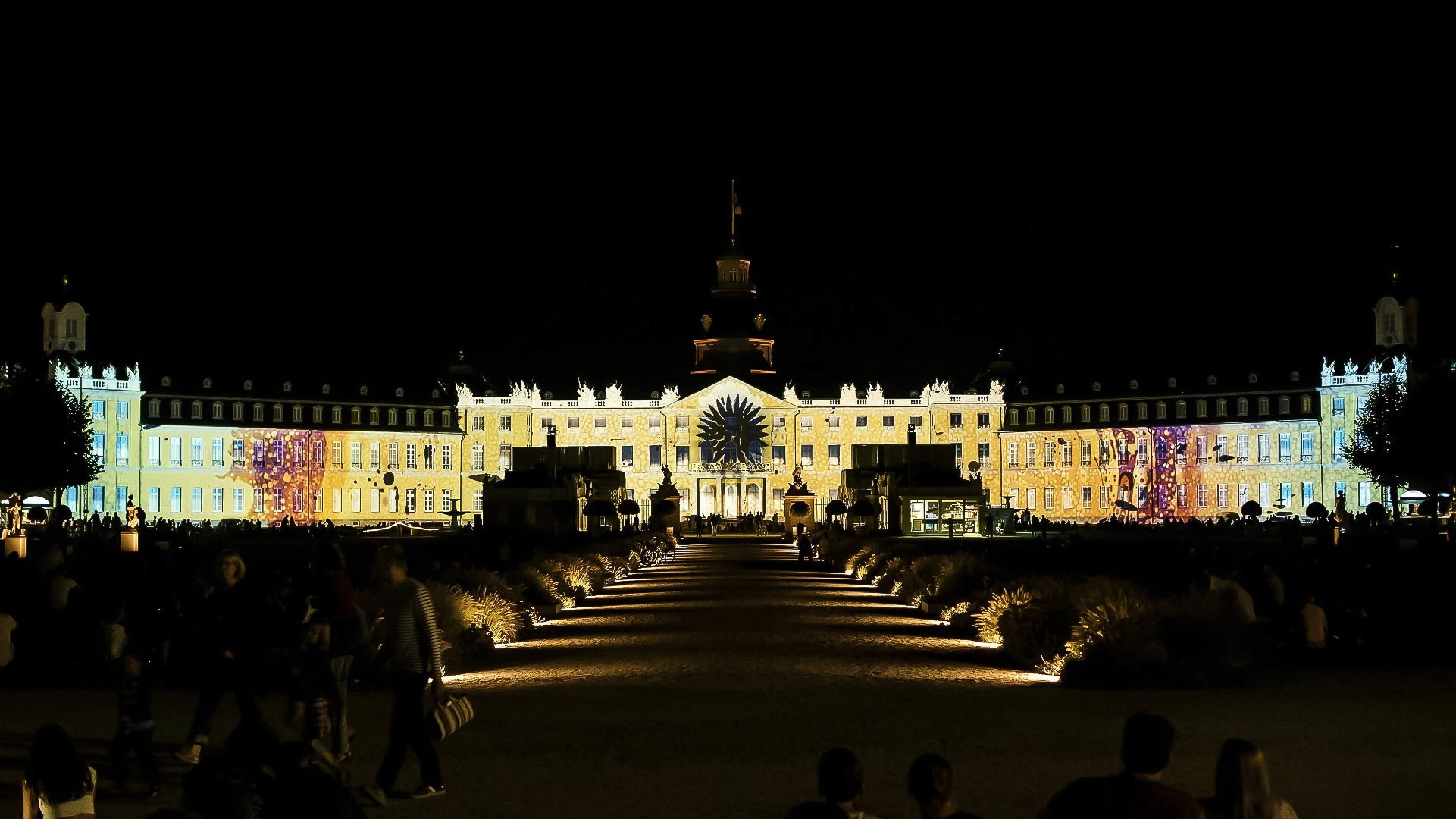 Transkutan - analogue architecture projection mapping