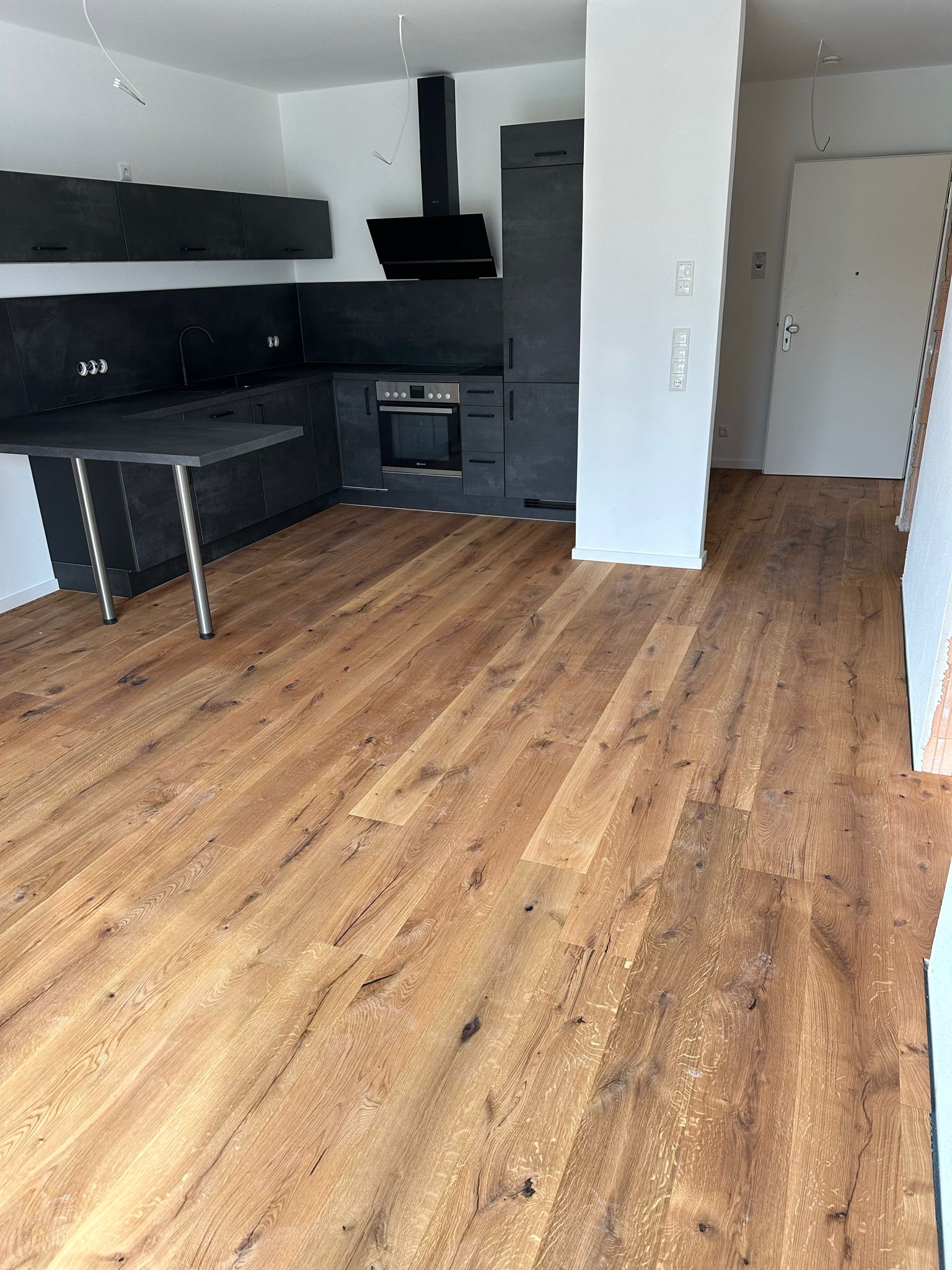 Dunkle Küche mit Holzboden