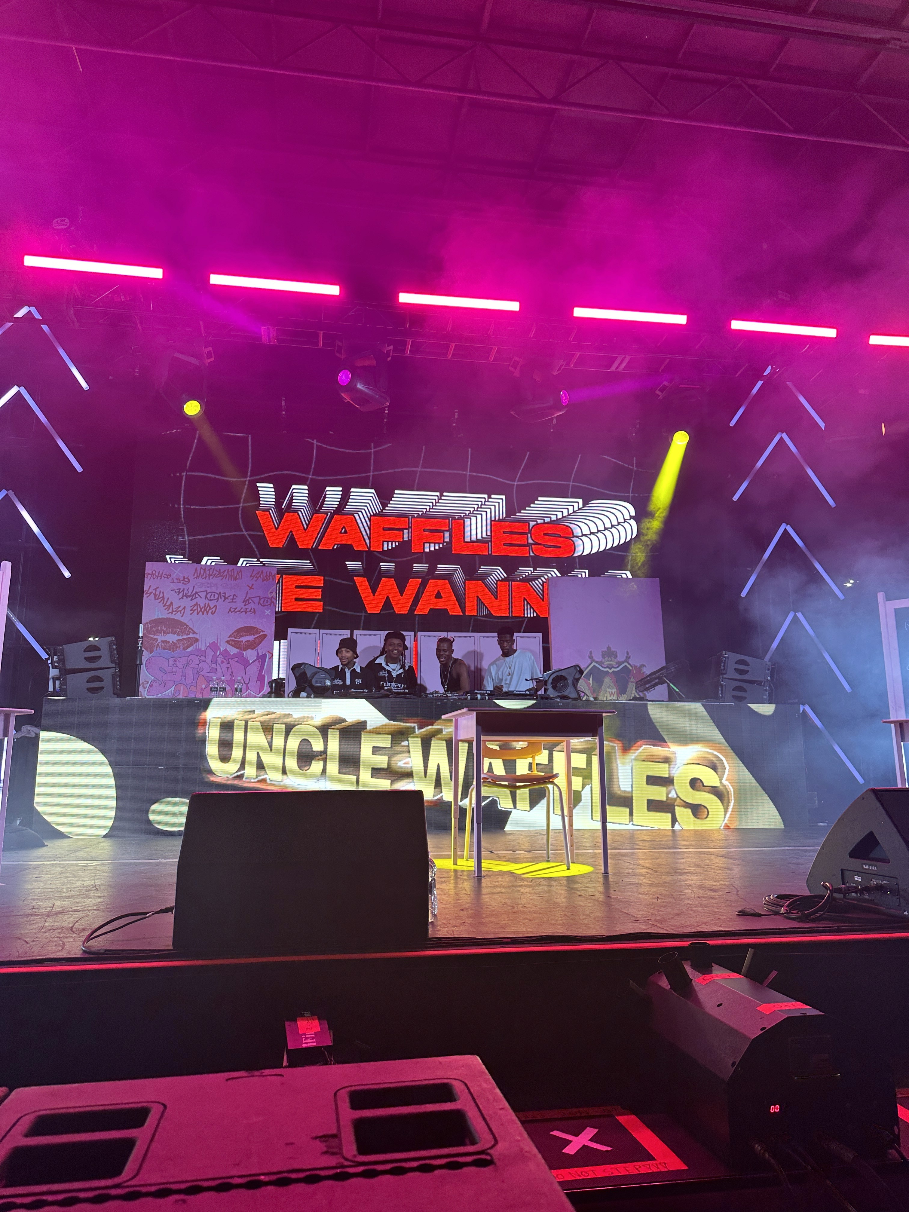 he vibrant main stage and lighting design for an influencer summit event.