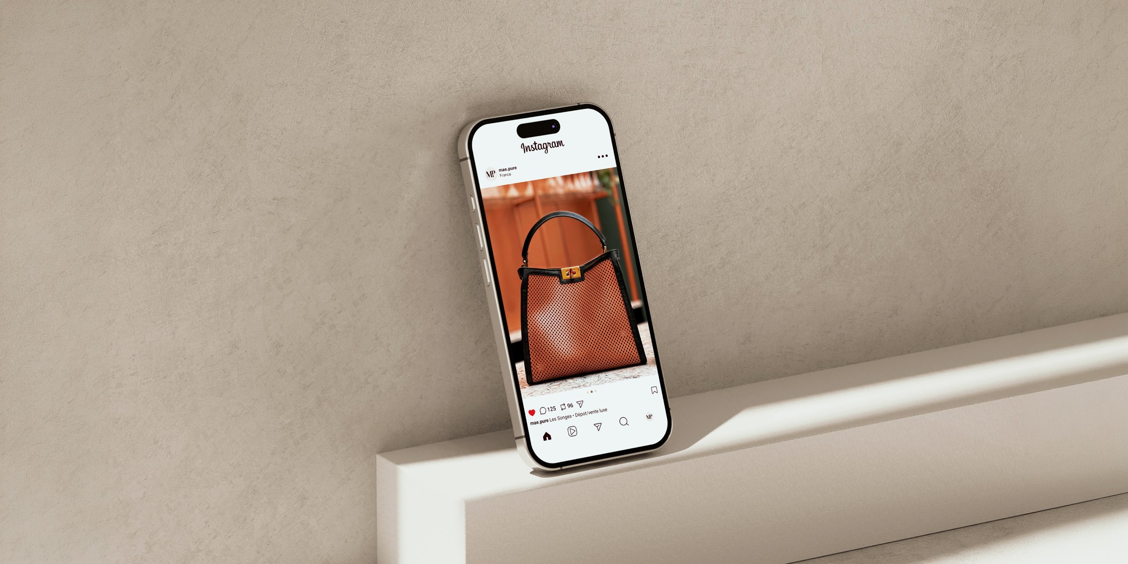 Photo de couverture du projet. Mockup dans un téléphone d'une publication instagram pour la boutique Les Songes à Nantes. Il s'agit d'une photo montrant un des produits porté, réalisée lors d’un shooting photo.