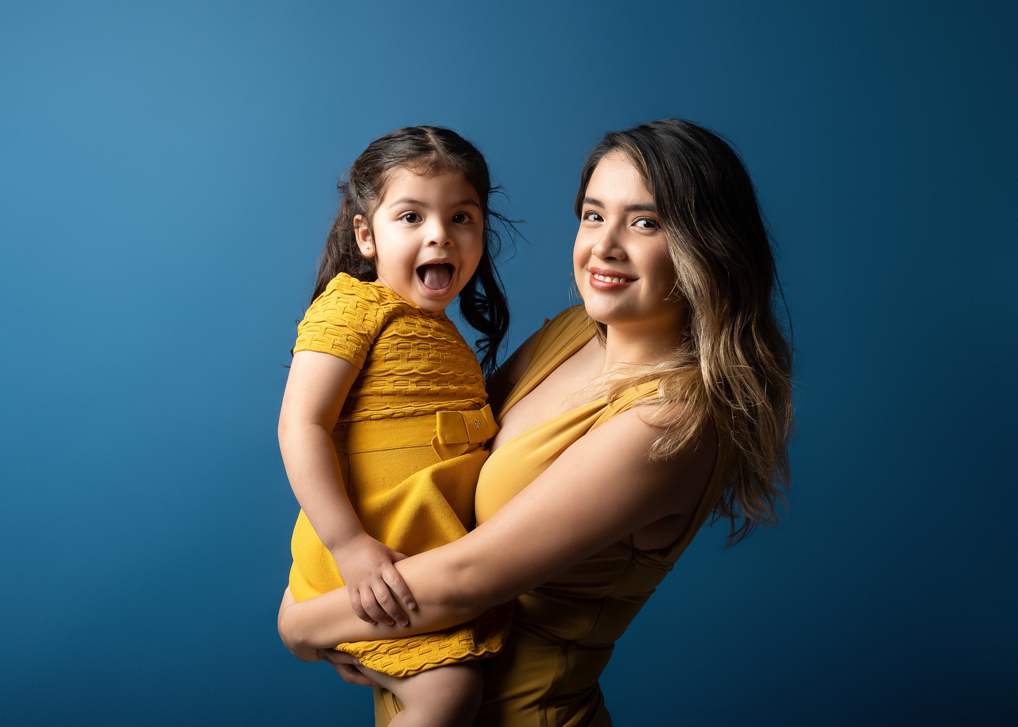 interacción natural de familia durante sesión fotográfica