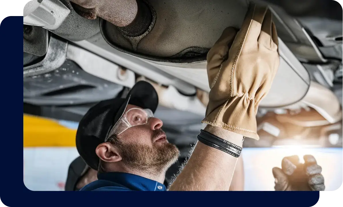 Снимка на механик в автосервиз Аспуси Веско Варна който ремонтира гърне на кола.