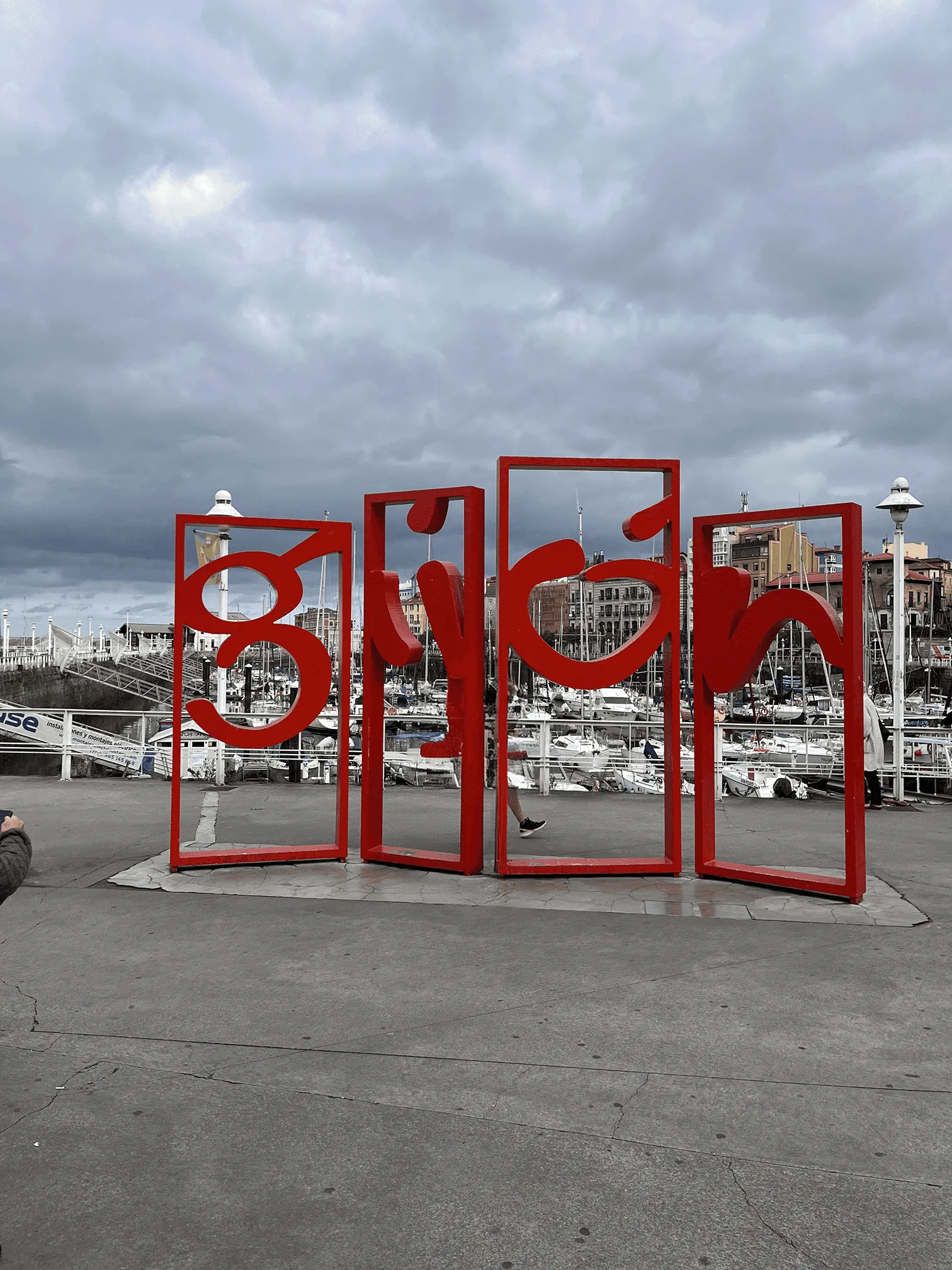 Panneau affichant le nom de la ville de Gijon sur le port