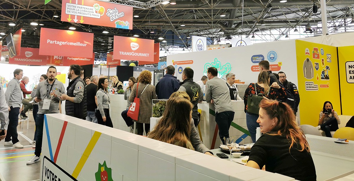 Personnes installées au stand Salade 2 Fruits