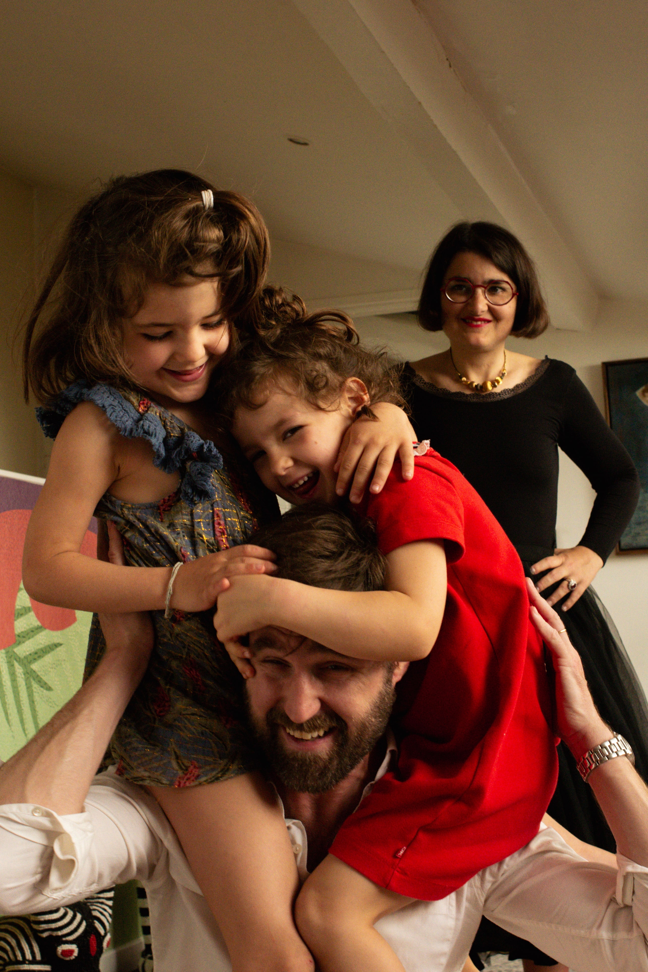 Les sourires naturelles / les rires des enfants, l’authenticité de vitre quotidien en image