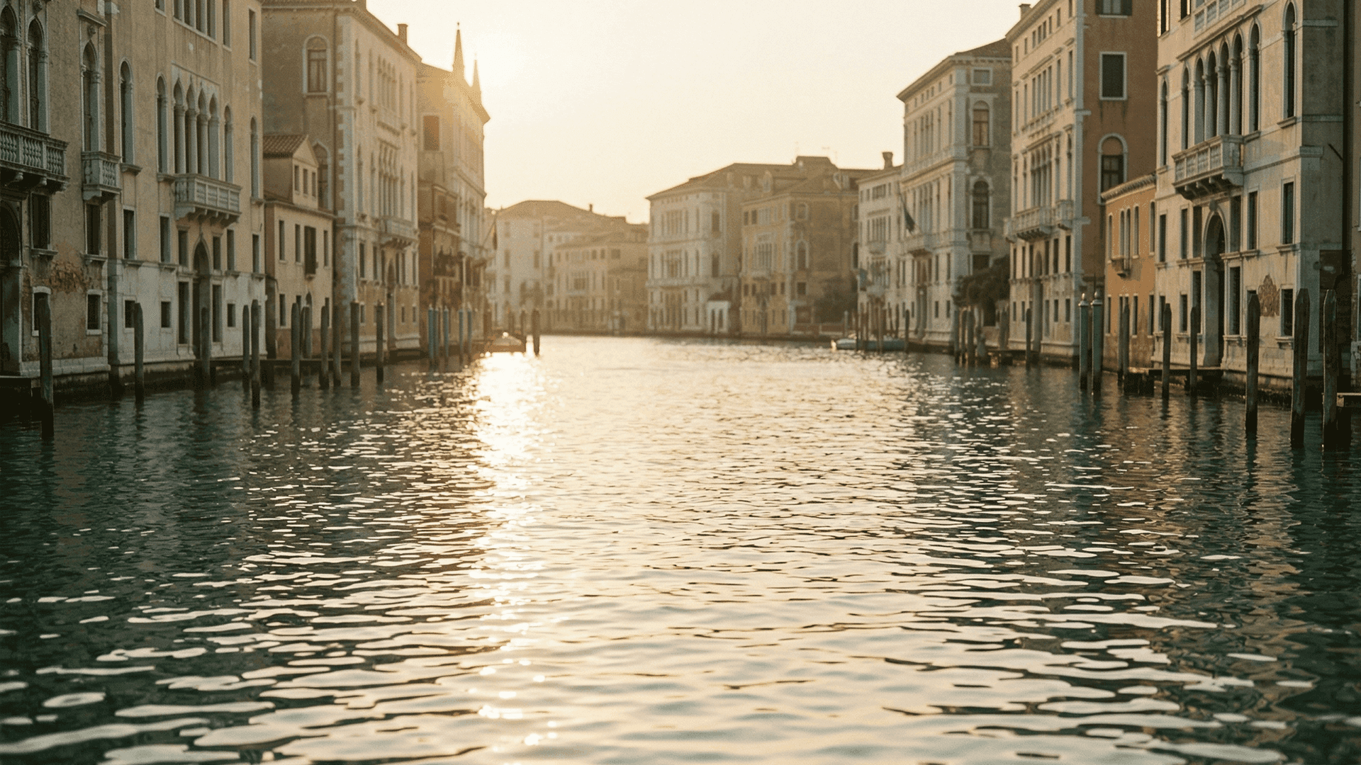 Гранд-канал в Венеции в мягком вечернем свете с отражениями на воде