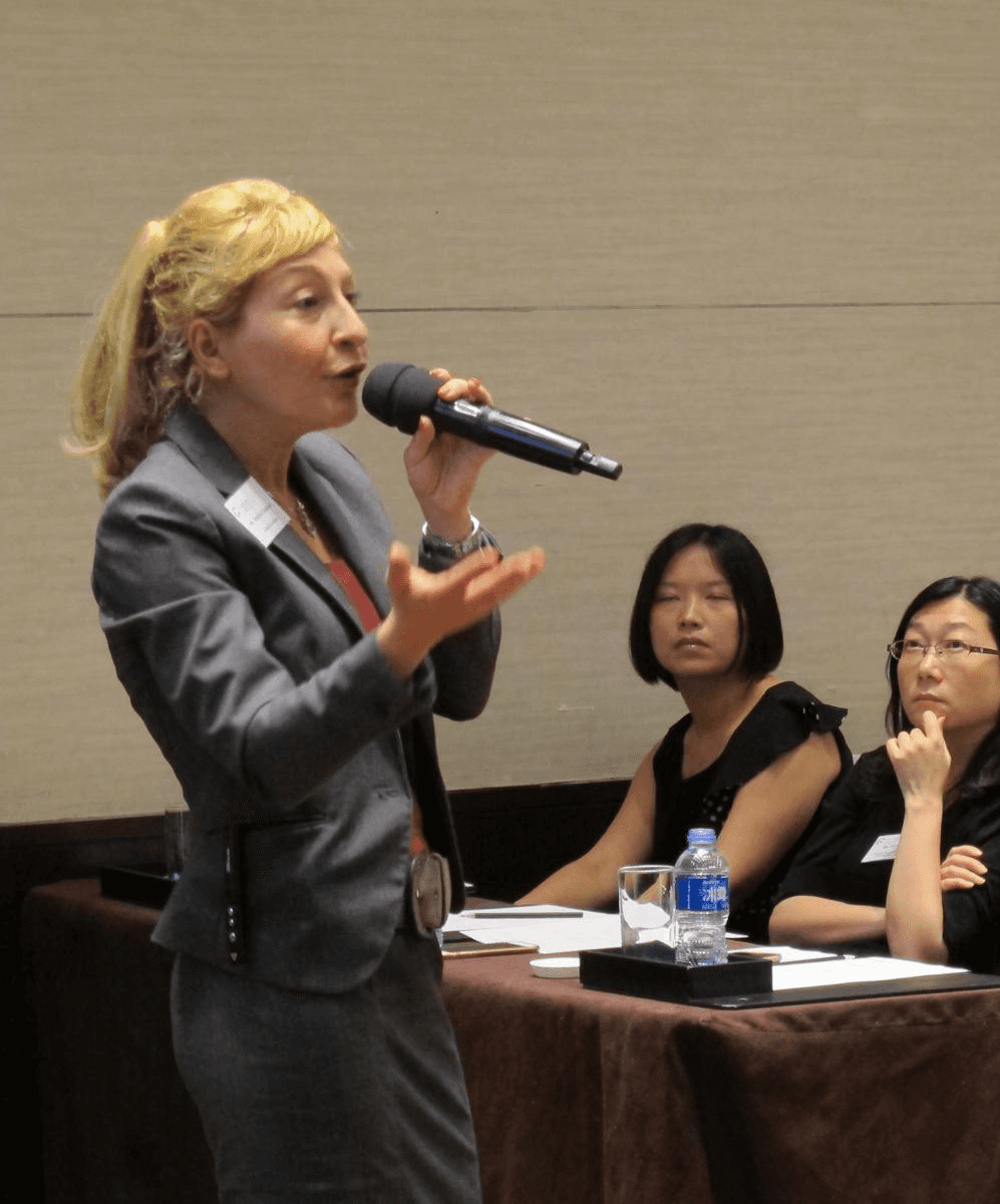 eveline Hedtke präsentiert vor leuten