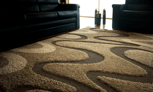 Beiger Teppich mit Muster im Wohnzimmer nach gründlicher Teppichreinigung in Berlin