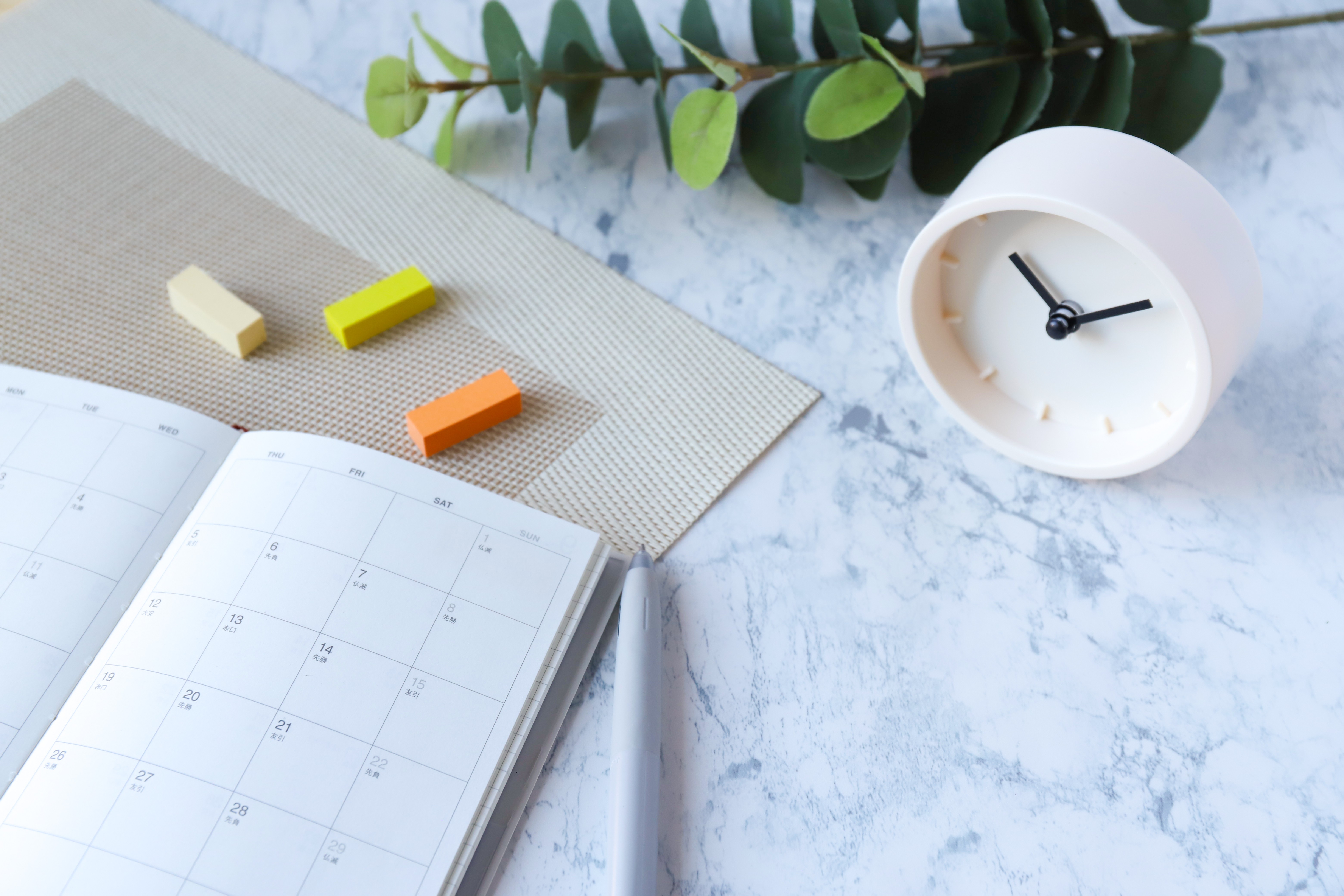 営業資料の更新タイミングを示すビジネスカレンダーとチェックリスト