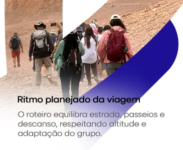 Vista da estrada andina através do para-brisa do ônibus do Circuito Andino, com paisagem desértica de altitude e montanhas ao fundo, ilustrando o ritmo equilibrado entre estrada e descanso.