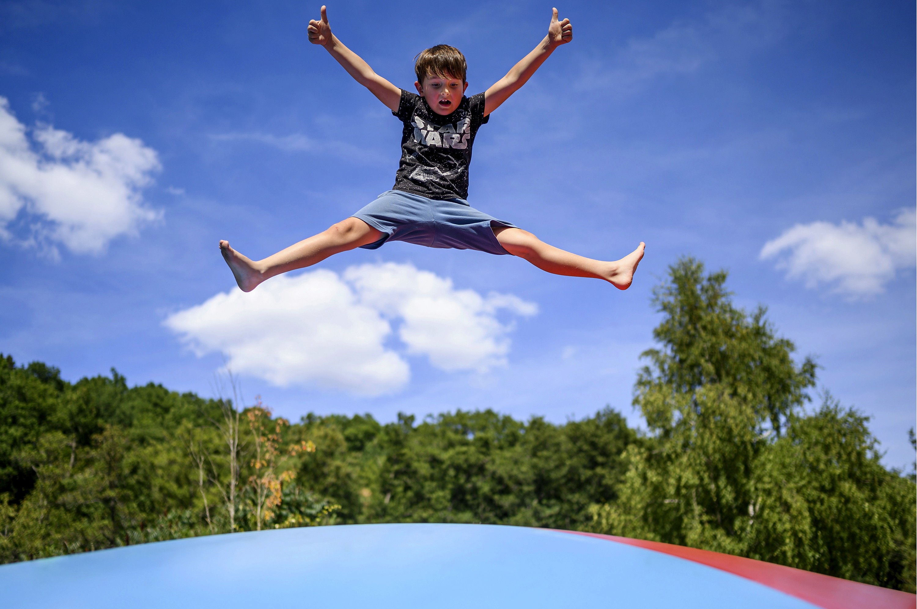 Junge hüpft auf dem Springkissen