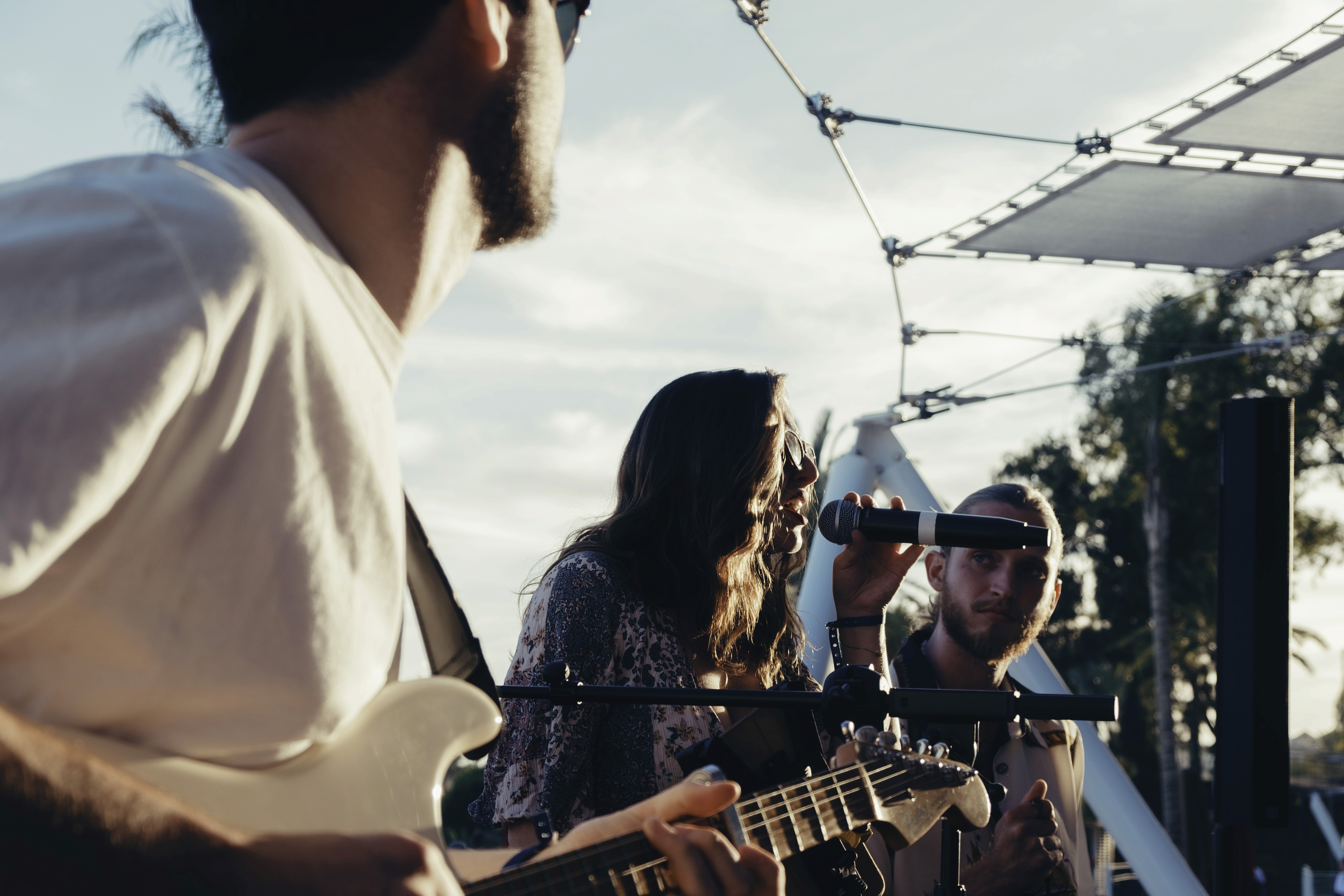 Musiciens jouant en extérieur lors d'un cocktail de mariage. 