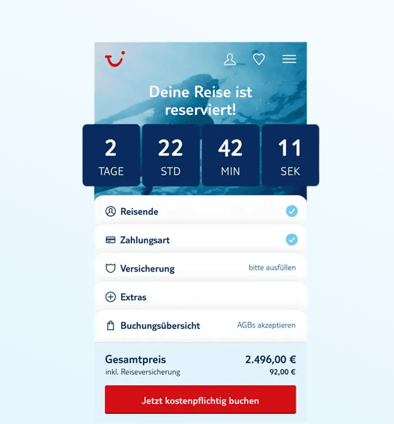Screenshot der Reisebuchungs-App von TUI mit Countdown-Timer, der zeigt, wie lange die Reservierung noch gültig ist (2 Tage, 22 Stunden, 42 Minuten, 11 Sekunden). Darunter Formularfelder zu Reisenden, Zahlungsart, Versicherung und Extras sowie ein Gesamtpreis von 2'496,00 € inklusive Reiseversicherung. Am unteren Rand ein roter Button mit der Aufschrift „Jetzt kostenpflichtig buchen“.
