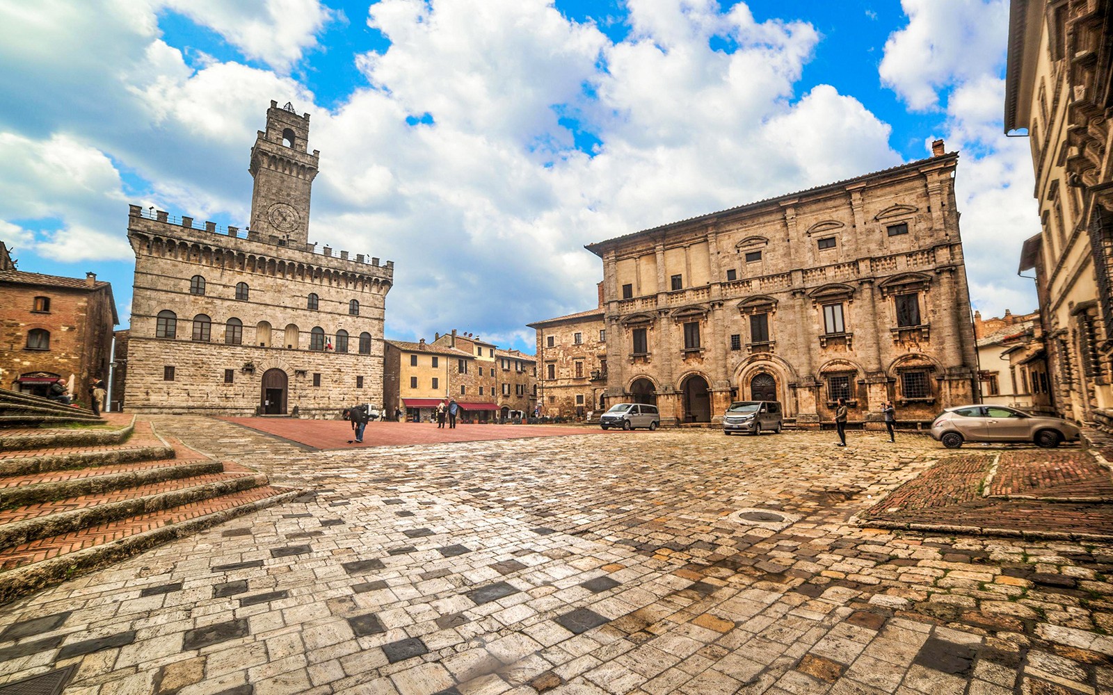 意大利蒙特普爾奇亞諾的格蘭德廣場，上面有歷史建築，屬於瓦爾多爾基亞之旅。