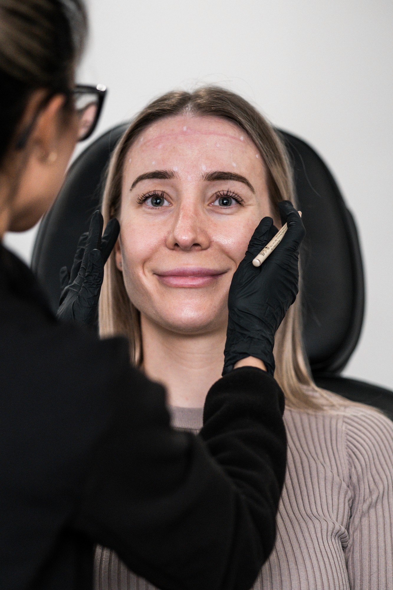 Une élève marquant le visage de la patiente pour les injections