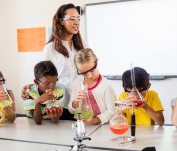 professora e alunos no laboratório de ciências