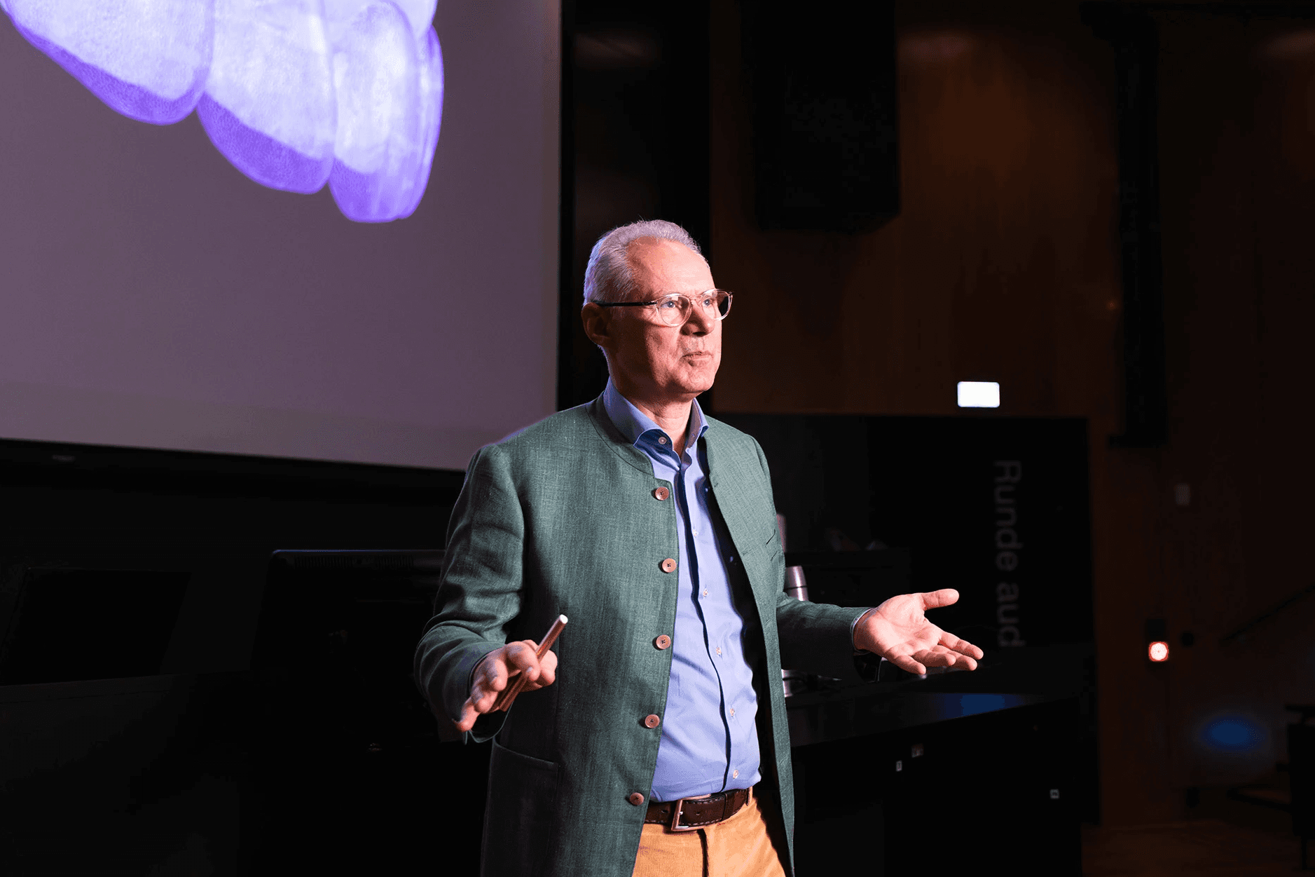 Spesialist Henrik Skjerven presenterer faglig innhold om tannrehabilitering og digitale metoder