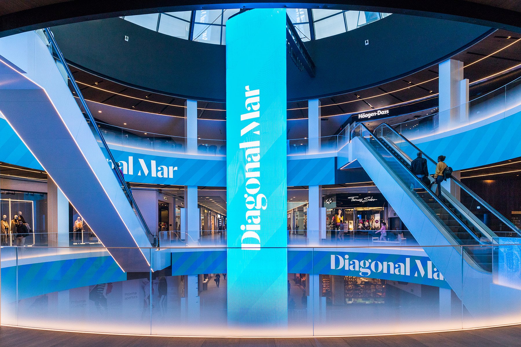 Moderne binnenkant van winkelcentrum Diagonal Mar met diverse winkels en cafés in Barcelona.