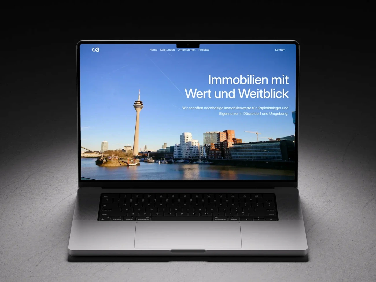 Professioneller Webdesigner Düsseldorf: MacBook-Mockup einer mit Framer erstellten Webseite für einen Bauprojektentwickler mit Blick auf den Medienhafen