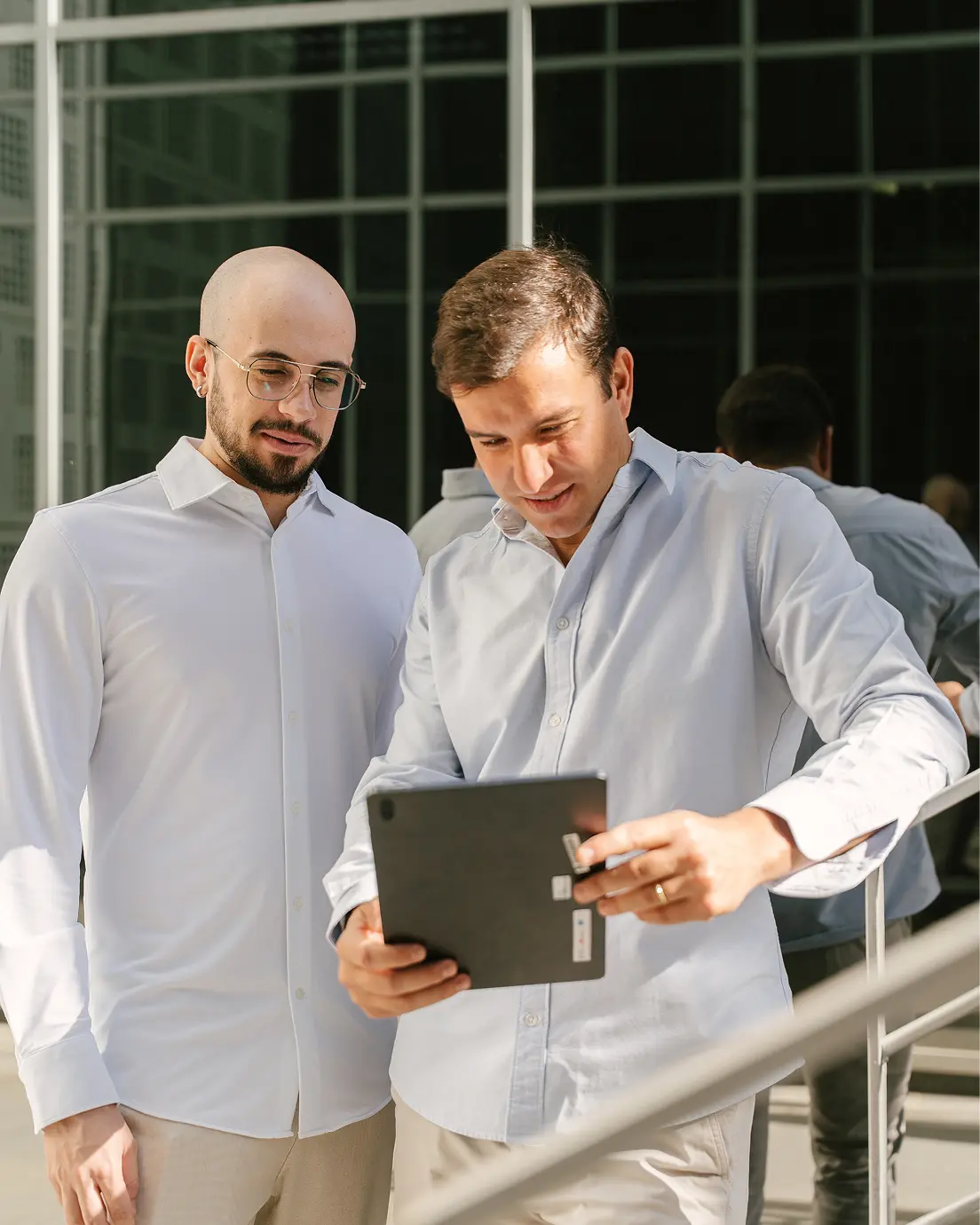 Dos trabajadores mirando una tablet