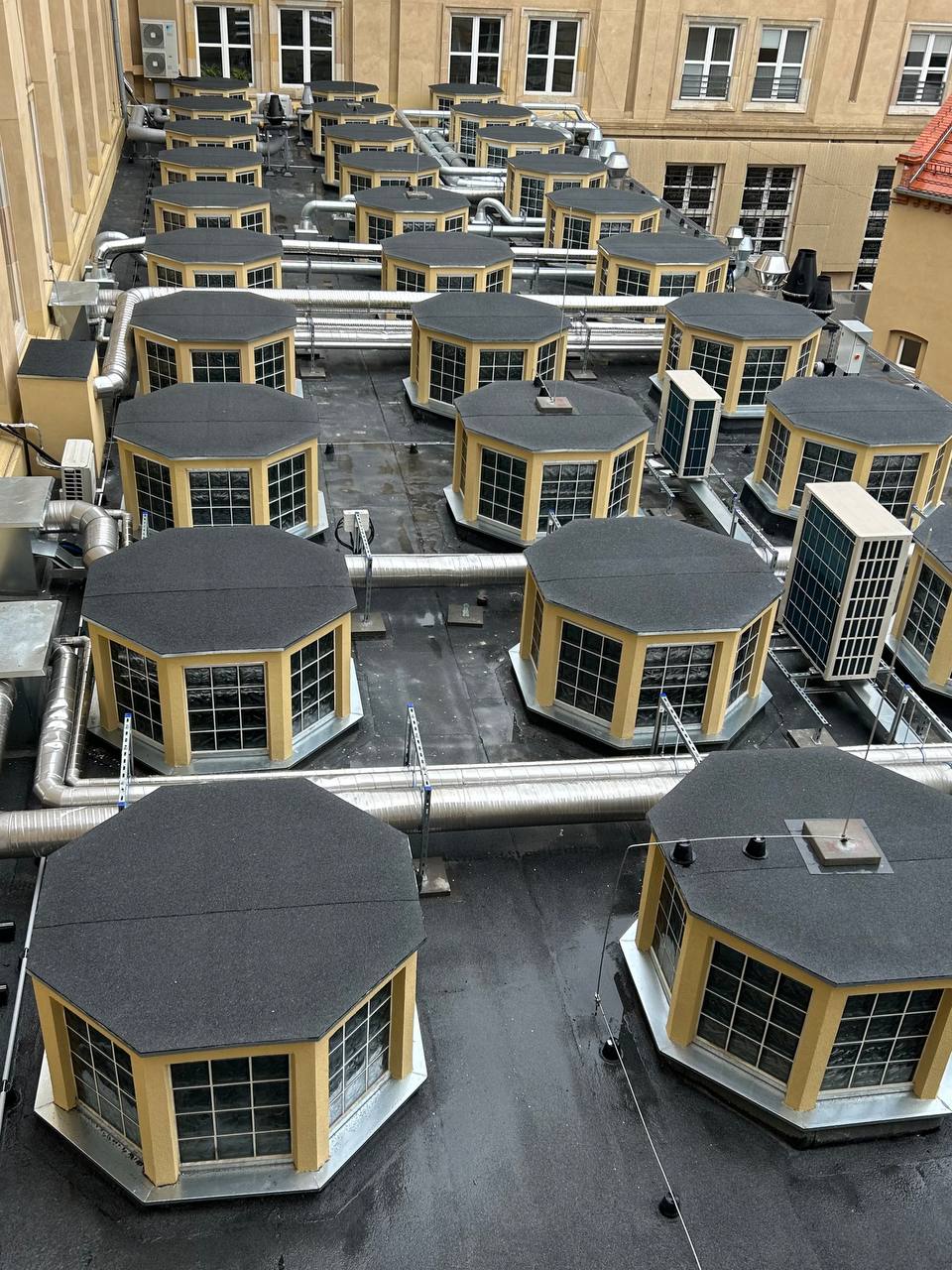 Hospicjum w Rybniku – elewacja z jasnego klinkieru