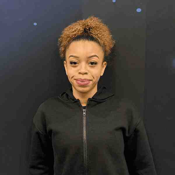 man in black crew neck shirt