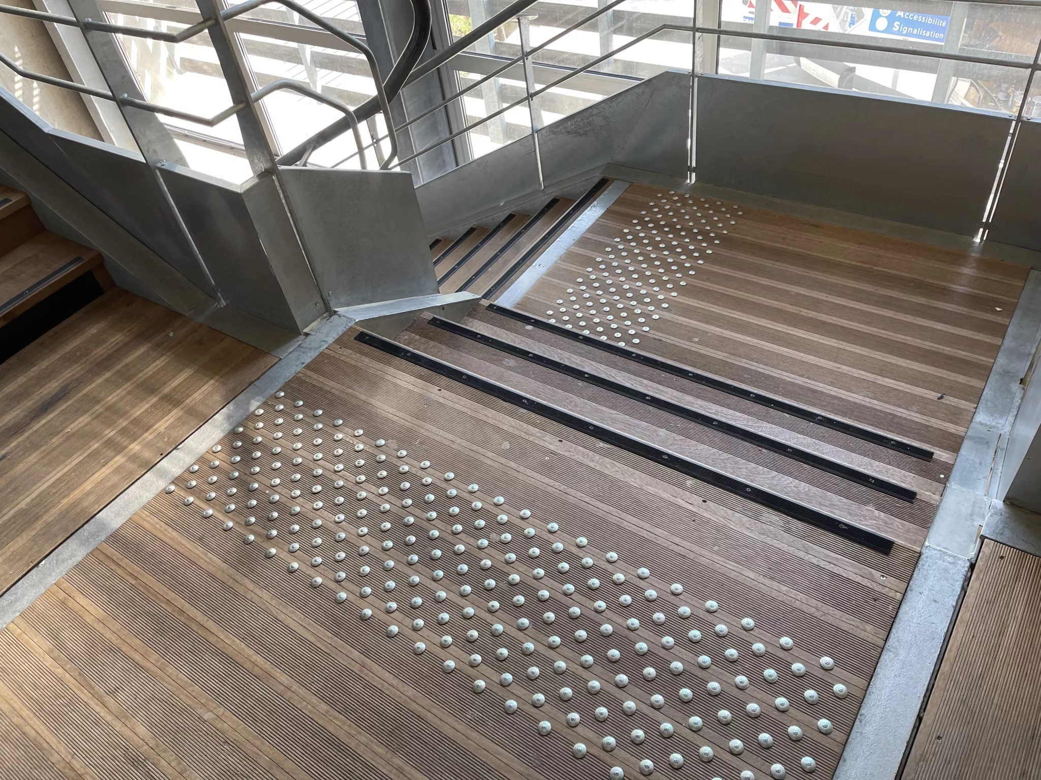 un escalier avec des marquage signalétique spécialement pour l'accessibilité