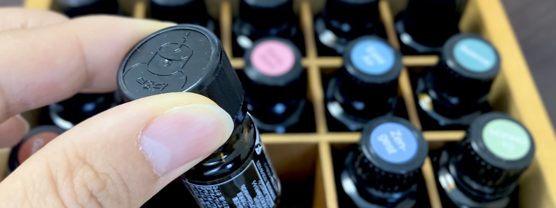 アロマオイルの瓶を持つ手元