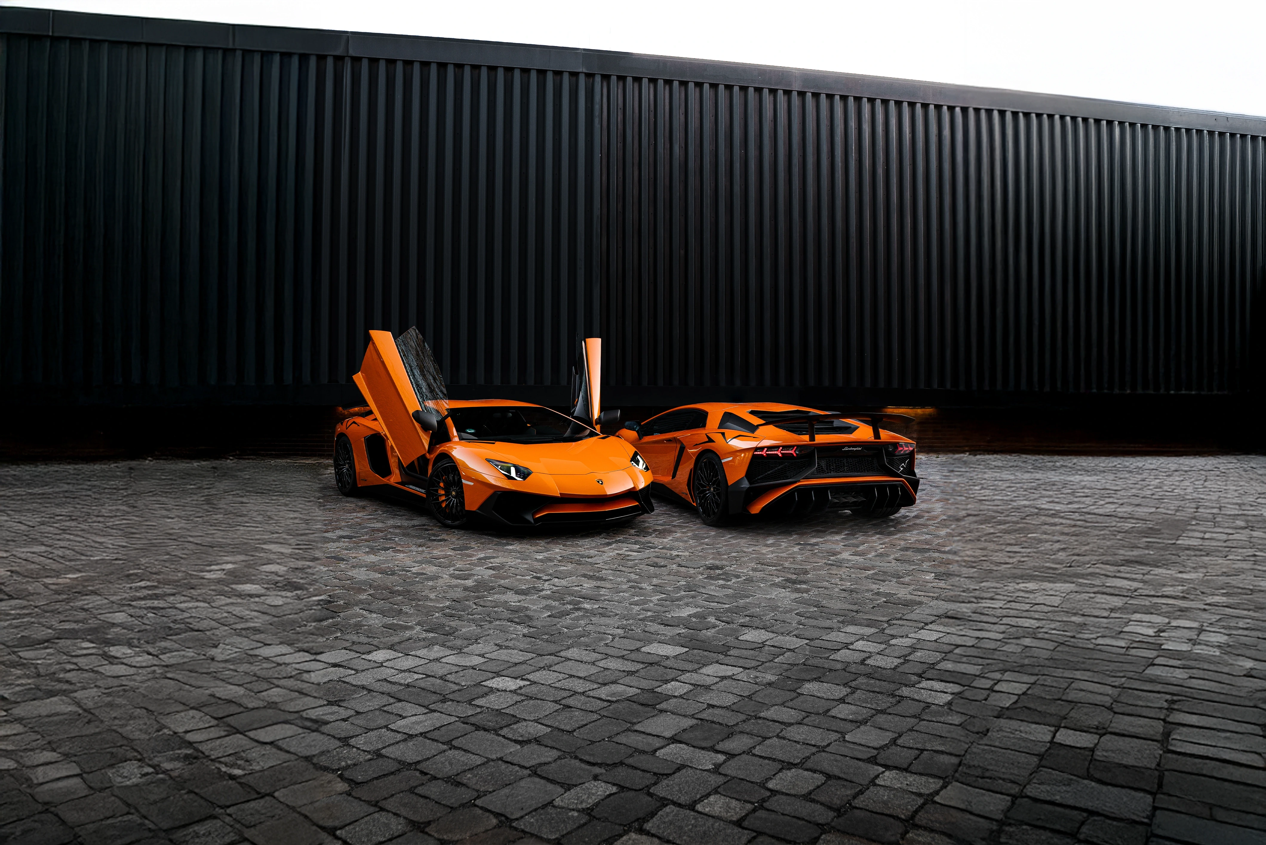 Sportwagen in einer Garage – Symbolbild für hochwertige Fahrzeuge und Premiumwerte