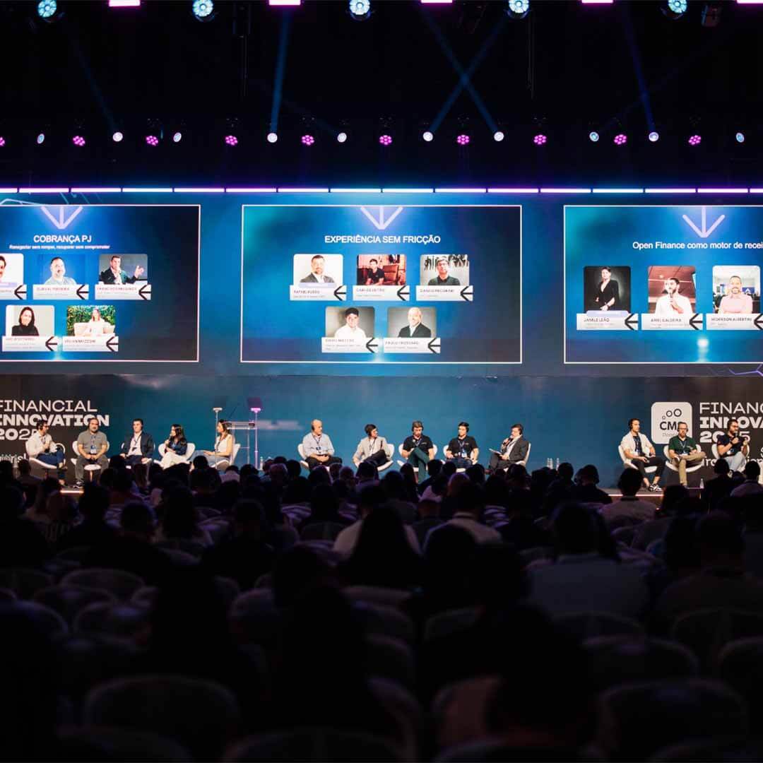 Plateia lotada acompanhando painel de speakers no CMS Financial Innovation 2025