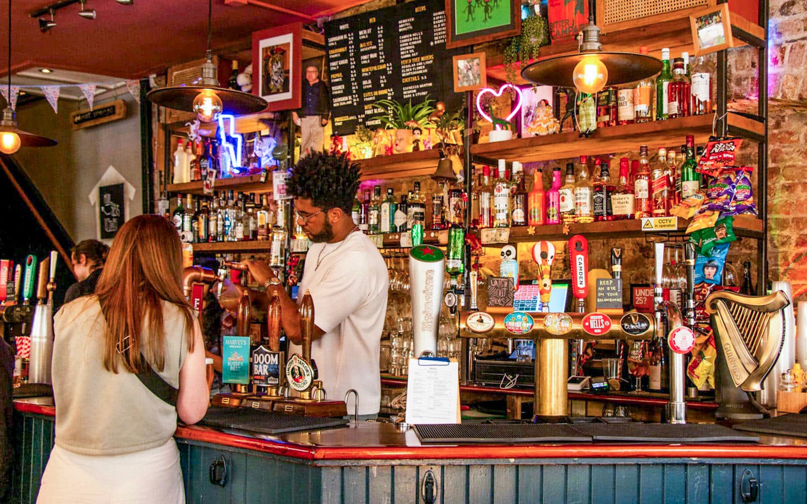 ロンドンのソーホーでのバーシーン、バーテンダーがTwilight Sohoフード＆ドリンクツアー中にドリンクを提供しています。